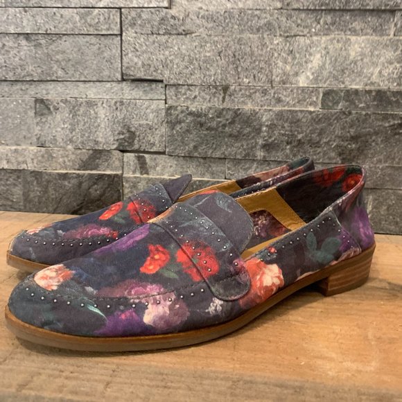 Moody Bloom Floral Loafers - Picture 4 of 11